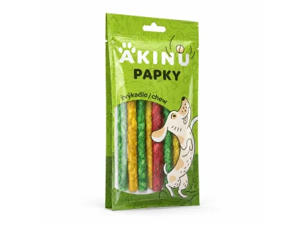 Nakloněný e-shop packshot produktu Akinu PAPKY Tyčinky pamlsek pro psy vícebarevné žvýkací 12,5 cm 9 ks (RegCis 204042) na bílém pozadí. Produkt beze změny převzat z aktuální produktové fotky, náklon, světlo a stín sjednoceny podle schváleného packshotu 204906.