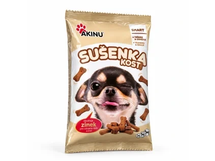 Packshot SKU 204602 (Akinu Kosti sušenka se zinkem 400 g) — sólo na bílém, 2k 1:1. Obal: aktuální starý design z BaseLinker packshotu (4ecaf563) dle volby uživatelky; maketa PAPKY v Heliosu nepoužita. Náklon podle 173010 (0e706a2a). Vybrána v2 ze 2.