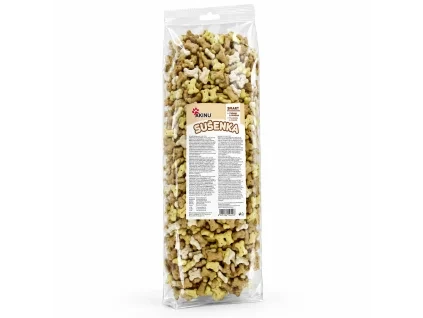 Packshot SKU 204605 (Akinu Kostičky sušenka 2,2 cm 1 000 g) — sólo na bílém, 2k 1:1. Maketa i surovina v Heliosu chybí — reference BaseLinker packshot (9ecf409e). Náklon podle 173010 (0e706a2a). Vybrána v2 ze 2.