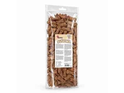 Packshot SKU 204603 (Akinu Kosti sušenka se zinkem 1 000 g) — sólo na bílém, 2k 1:1. Reference: čelní BaseLinker packshot (asset 1be2e52c) — maketa v Heliosu chybí. Náklon replikován podle packshotu řady Akinu Masíčka (asset abb62b61). Vybrána v2 ze 2.