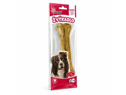 Nakloněný e-shop packshot produktu Akinu Kost z buvolí kůže přírodní pamlsek pro psy žvýkací 22 cm 1 ks (RegCis 204047) na bílém pozadí. Produkt beze změny převzat z aktuální produktové fotky, náklon, světlo a stín sjednoceny podle schváleného packshotu 204906.