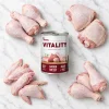 Flat-lay Vitality Kuřecí jemně krájené 400 g 263001 na světlém mramoru, okolo syrové kuře s kostí (paličky, stehna, křídla). Úprava verze e17f94aa na přání.