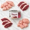 Flat-lay Vitality Kuřecí & kachní 263015 na světlém mramoru se syrovým kuřecím a kachním masem, styl podle schválené ukázky (263021). Reference obalu = e-shop packshot (f08d026b).