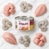 Flat-lay Vitality Kuřecí & krevety 263016 na světlém mramoru se syrovým kuřecím masem a krevetami, styl podle schválené ukázky (263021). Reference obalu = e-shop packshot (2bcb7d8f).