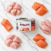 Flat-lay Vitality Kuřecí & losos 263020 na světlém mramoru se syrovým kuřecím masem a lososem, styl podle schválené ukázky (263021). Reference obalu = e-shop packshot (76b2c539).