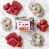 Flat-lay Vitality Tuňák & krevety 263017 na světlém mramoru se syrovým tuňákem a krevetami, styl podle schválené ukázky (263021). Reference obalu = e-shop packshot (b10c23dd).