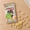 Flat-lay SKU 173010 (Akinu Bezlepkové Mini piškoty 120 g) — sáček shora na světlém dubovém stole s rozloženými mini piškoty, kompozice převzata z flat-lay 204603 (ae7b4455). Obal: aktuální Piškoty se samolepkou (d8615b68); surovina Helios doc 213626. 2k 1:1, vybrána v1 ze 2.