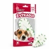 Nakloněný packshot žvýkadla 204046 na bílém pozadí, před balením vpravo dole jedna botička z buvolí kůže vyjmutá z balení.