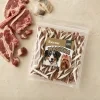 Flat-lay pro řadu Masíčka (SKU 204859, 300 g) — travertinová deska, syrové jehněčí maso.