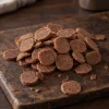 Solo surovina Akinu MASÍČKA Kachní chipsy 300 g (204863) — pamlsek psi/kočky, hromádka na tmavém prkénku, realistický styl.