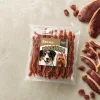 Flat-lay pro řadu Masíčka (SKU 204861, 300 g) — travertinová deska, syrové kachní maso.