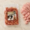 Flat-lay 204860 (režim Produkt + suroviny): sáček Masíčka Kuřecí proužky + syrové kuřecí plátky a kostičky asymetricky, travertin, evergreen. Reference surovin AI-generovaná (HF job f19ed8a9, 2,75 cr). Kompoziční reference Masíčka v DB nenalezena.