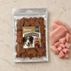 Flat-lay Masíčka 204862: plný 300g sáček dle e-shop packshotu b935f04f, pouze syrové kuřecí maso (bez mrkve, na přání uživatelky) asymetricky, travertin.