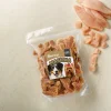 Flat-lay pro řadu Masíčka (SKU 204864, 300 g) — travertinová deska, syrové kuřecí maso.