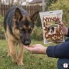 Lifestyle Masíčka 204867: německý ovčák na zahradě přichází k pamlsku v dlani, plný 300g sáček ve správné velikosti (26×20 cm). Etiketa dle packshotu 204e01ba.