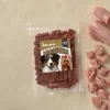 Flat-lay pro řadu Masíčka (SKU 204900, 300 g) — travertinová deska, syrové králičí maso.