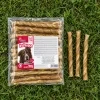 Flat-lay shora na trávě: balení XXL přírodních kroucených tyčinek 12,5 cm / 50 ks (204885) rovně, neotočené, vedle tři volně ležící tyčinky.