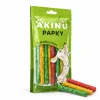 Nakloněný packshot žvýkadla 204042 na bílém pozadí, před balením vpravo dole tři barevné tyčinky vyjmuté z balení.