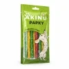 Nakloněný e-shop packshot produktu Akinu PAPKY Tyčinky pamlsek pro psy vícebarevné žvýkací 12,5 cm 9 ks (RegCis 204042) na bílém pozadí. Produkt beze změny převzat z aktuální produktové fotky, náklon, světlo a stín sjednoceny podle schváleného packshotu 204906.