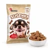 Packshot SKU 204602 (Akinu Kosti sušenka se zinkem 400 g) + sušenky v bílé misce, 2k 1:1. Obal z BaseLinker (4ecaf563), kompozice podle 173010 (da29f81c), surovina Helios doc 213274. Vybrána v1 ze 2.