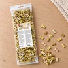 Flat-lay SKU 204605 (Akinu Kostičky sušenka 2,2 cm 1 000 g) — sáček shora na světlém dubovém stole s rozloženými kostičkami, kompozice podle flat-lay 173011 (5e853864). Surovina v Heliosu chybí — kostičky podle obsahu sáčku (9ecf409e). 2k 1:1, vybrána v2 ze 2.