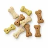 Hrstka sušenek SKU 204605 (Kostičky 2,2 cm) na bílém, pohled shora. Kompozice převzatá z Helios fotky suroviny 204602 (surovina 1); vzhled sušenek z BaseLinker packshotu 9ecf409e (204605 nemá surovinu v Heliosu). 2k 1:1, vybrána v1 ze 2.