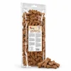 Packshot SKU 204603 (Akinu Kosti sušenka se zinkem 1 000 g) — produkt + sušenky volně na bílém, bez misky, 2k 1:1. Sáček převzat ze sólo packshotu a4745c6b (náklon dle řady Akinu Masíčka), kompozice podle 204945 (asset e661a845). Surovina (štítek) v Heliosu chybí — pamlsky generovány podle obsahu sáčku na žádost uživatelky. Vybrána v2 ze 2.