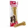 Nakloněný packshot žvýkadla 204047 na bílém pozadí, před balením vpravo dole jedna kost 22 cm vyjmutá z balení.