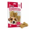 Nakloněný packshot žvýkadla 204048 na bílém pozadí, před balením vpravo dole dvě malé kosti 8 cm vyjmuté z balení.