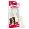 Nakloněný packshot žvýkadla 204051 na bílém pozadí, před balením vpravo dole jedna bílá uzlová kost vyjmutá z balení.