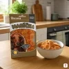 Lifestyle scéna 2 — miska s kuřecími chipsy v kuchyni, moderní české bydlení, ráno.