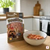 Lifestyle scéna 2 — miska s kuřecími proužky v kuchyni, moderní české bydlení, ráno.