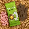 Flat-lay 174018 Akinu PAPKY Drůbeží plátky 120 g — balení se surovinami ze složení (neklamavé vyobrazení), motiv obilného pole, pohled shora.