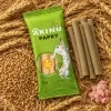 Flat-lay 174019 Akinu PAPKY Tyčinky na srst a kůži 120 g — balení se surovinami ze složení (neklamavé vyobrazení), motiv obilného pole, pohled shora.