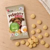 Flat-lay SKU 173011 (Akinu Bezlepkové piškoty 120 g) — sáček shora na světlém dubovém stole s rozloženými piškoty, kompozice podle flat-lay 173010 (fbe80fba). Obal se samolepkou (8f26e1bd), surovina Helios doc 213640. 2k 1:1, vybrána v2 ze 2.