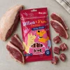 Flat-lay shora: sáček Kachní prsíčka 176226 uprostřed, kolem syrová kachní prsa (plátky + kostičky), podklad kuchyňská linka