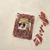 Flat-lay pro řadu Masíčka (SKU 282051, 300 g) — travertinová deska, syrové kachní maso nakrájené na nudličky.