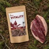 Flat-lay Divoká kachna jerky 176170 – sáček + syrová kachní prsa na lesním jehličí.