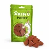 Packshot se surovinou Akinu PAPKY Srdíčko červené pamlsek pro psy 100 g (174028) — obal natočený podle vzoru 174027, vpravo dole před ním hromádka pamlsku. Styl jako řada Masíčka Premium.