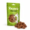 Packshot se surovinou Akinu PAPKY Kolečko oranžové pamlsek pro psy 100 g (174029) — obal natočený podle vzoru 174027, vpravo dole před ním hromádka pamlsku. Styl jako řada Masíčka Premium.