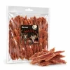 Packshot SKU 204945 (Akinu Masíčka Kachní prsíčka 666 g, Halloween) — produkt + pamlsek volně na bílém, bez misky, 2k 1:1. Sáček převzat ze sesterského sólo packshotu abb62b61 (stejný náklon), kompozice podle 204865 (asset 6935f77d). Pamlsky generované nad rámec skill-defaultu na žádost uživatelky. Vybrána v1 ze 2.