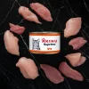 Flat-lay SKU 263033, Akinu Suprimo Mleté s krůtím konzerva pro kočky 200 g, na černém mramoru Nero Marquina, obklopená syrovým krůtím a drůbežím masem dle složení konzervy. 2 varianty.