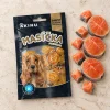 Flat-lay Masíčka Premium (travertin) — losos s kůží, kolečka jako surovina (AI-generovaná ingredient fotka importovaná jako reference), evergreen kuchyňský mood. Kompoziční reference pro řadu Masíčka Premium v Content DB nenalezena (content_list_assets kind=obrazek_reference/kompozicni_reference vrátil 0 výsledků) — generováno bez ní.