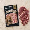 Flat-lay produkt+suroviny pro řadu Masíčka Premium. Surovina (syrové kachní maso) je AI-generovaná fotka na bílém pozadí (Higgsfield gpt_image_2_5), naimportovaná jako media reference — nejde o Helios asset. Kompoziční referenční obrázek pro řadu Masíčka Premium (content_list_assets kind=obrazek_reference, subkind=kompozicni_reference, tags flat_lay_kompozice+akinu_masicka_premium) v Content DB nenalezen, generováno bez něj — pouze textovým popisem asymetrické kompozice.