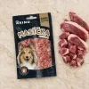 Flat-lay Masíčka Premium Kachní 75g (176300), mód Produkt+suroviny, kompoziční reference pro řadu v DB nebyla nalezena (generováno bez ní).