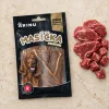 Flat-lay Masíčka Premium Hovězí 75g (RegCis 176302) s AI-generovanou fotkou syrového hovězího masa jako doplňkovou surovinou; kompoziční referenční obrázek pro řadu Masíčka Premium nebyl v Content DB nalezen, generováno pouze podle textového popisu kompozice.