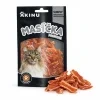 Packshot se surovinou Akinu Masíčka Premium Kachní plátky pro kočky mramorované 50 g (282055) — stojící sáček na bílém pozadí, vpravo dole před ním hromádka mramorovaných kachních plátků. Styl podle vzoru od uživatele (packshot + surovina vedle). Varianta 1 ze 4.