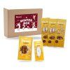 Packshot vánočního boxu Akinu vánoční box pro malé papoušky (310014) na bílém pozadí, 1000 × 1000 px. Hnědá krabice s etiketou WINTER BOX Mini + SIPPY Tyč vitamínovo-medová pro andulky 51157 (2×), SIPPY Tyč vitamínovo-medová pro malé papoušky 51159, SIPPY Senegalské proso v klasech 600239 a SIPPY Sépiová kost s držákem 50038. Složeno z oficiálních maket produktů.