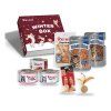 Packshot vánočního boxu Akinu Farmářská degustace (295051) na bílém pozadí, 1000 × 1000 px. Krabice WINTER BOX + 3 konzervy (SUPRIMO SELECTION vepřové 263038, SUPRIMO mleté s králičím 263034, VITALITY kuřecí & kachní 263015), 6 sáčků pamlsků (2× SUPRIMO kuřecí plátky 282032, 2× MASÍČKA králičí nudličky 216683, 2× MASÍČKA jehněčí kousky 204815), myška sisal s pírky 292033 a míček ze šanty 450230. Složeno z oficiálních maket a packshotů produktů.